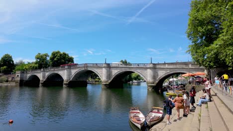 Richmond,-Londres:-Vista-Del-Puente-De-Richmond,-Que-Muestra-Su-Arquitectura-Histórica-Y-Sus-Pintorescos-Alrededores-A-Lo-Largo-Del-Támesis