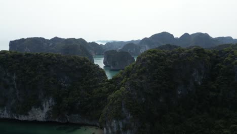 Drohnenschuss-über-Den-Klippen-Der-Inseln-In-Cat-Ba-Und-Der-Halong-Bucht-Im-Norden-Vietnams