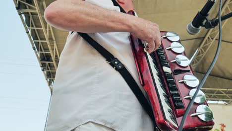 Low-Angle-Shot,-Akkordeonmusiker-Auf-Der-Bühne-Beim-Bulgarischen-Volksfest