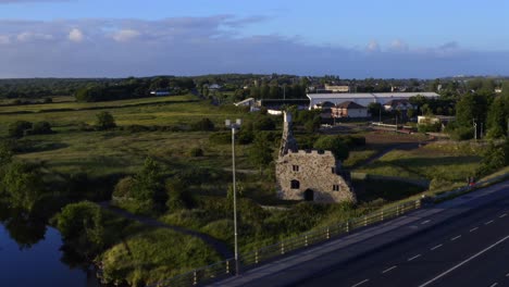 Orbita-Alrededor-Del-Castillo-De-Terryland-En-El-Río-Corrib,-Galway,-Irlanda,-Pasando-Por-La-Autopista-Para-Exhibir-Las-Ruinas