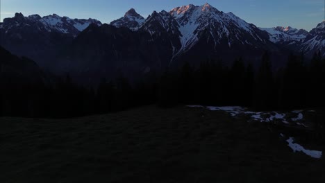 Vista-Aérea-Desde-El-Paisaje-Montañoso-Invernal-En-Los-Alpes-Austriacos-Temprano-En-La-Mañana