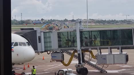 Toma-Manual-De-Personas-En-Un-Aeropuerto-Subiendo-A-Un-Avión-En-Filipinas