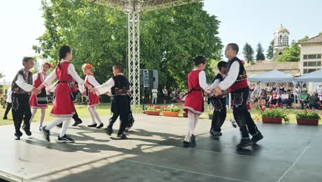 Bulgarische-Kinder-Führen-Beim-Petrovden-Sommerfestival-Den-Traditionellen-Horo-Tanz-Auf