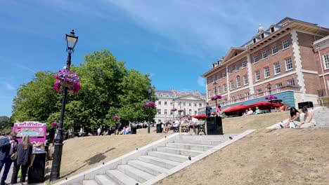 Richmond,-London:-View-of-the-Thames-riverbank,-showcasing-the-scenic-landscapes,-vibrant-greenery,-and-tranquil-waters