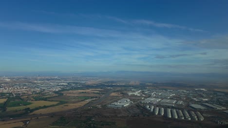 Hiperlapso-Pov-De-La-Aproximación-Al-Aeropuerto-De-Madrid,-España,-Tomado-Desde-La-Cabina-De-Un-Avión-Con-La-Pista-Adelante-Y-La-Ciudad-Al-Lado-Izquierdo