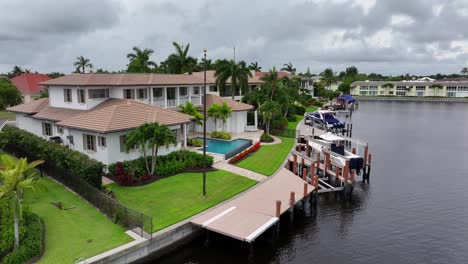 Aerial-flight-along-luxury-villas-and-parking-boats-on-Venetian-Island,-Florida