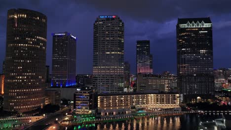 Iluminación-Del-Horizonte-Urbano-Del-Centro-De-La-Ciudad-De-Tampa-Por-La-Noche