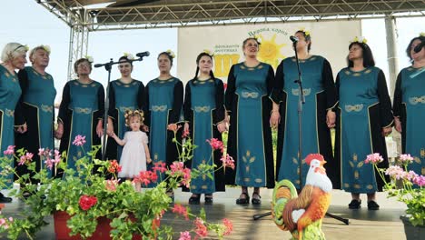 El-Coro-De-Damas-Búlgaras-Interpreta-Canciones-Folclóricas-Tradicionales-Del-Festival-De-Verano-De-Petrovden