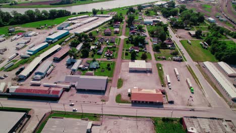 Antena-Aérea-Que-Muestra-Tres-Remolques-De-Ganado-Con-Camiones-Estacionados-En-Un-Estacionamiento-Industrial.