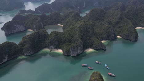 Drohnenaufnahme-Von-Booten-Und-Klippen-In-Cat-Ba-Und-Der-Halong-Bucht-Im-Norden-Vietnams