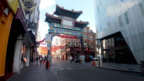 Londres:-La-Puerta-De-Entrada-Al-Barrio-Chino-De-Londres,-Que-Muestra-Sus-Colores-Vibrantes-Y-Su-Intrincado-Diseño