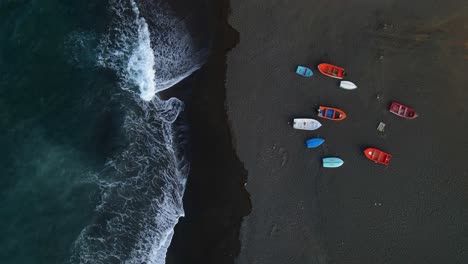 Vista-Aérea-Desde-Arriba-De-Las-Olas-Del-Océano-Con-Drones