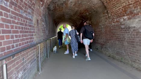 Richmond,-London:-Durch-Den-Tunnel-Der-Richmond-Bridge-Fahren-Und-Die-Historische-Architektur-Und-Die-Einzigartige-Perspektive-Auf-Die-Themse-Erleben