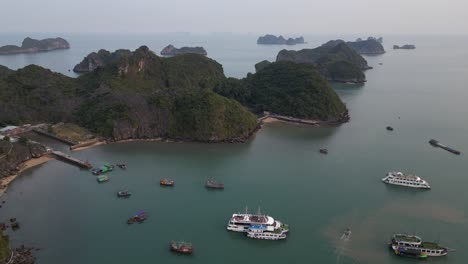 Drohnenaufnahme-Von-Fischerbooten,-Die-Im-Hafen-Von-Cat-Ba-Und-Der-Halong-Bucht-Im-Norden-Vietnams-Schwimmen