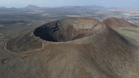 Volando-Alrededor-De-Un-Volcán-Con-Drone