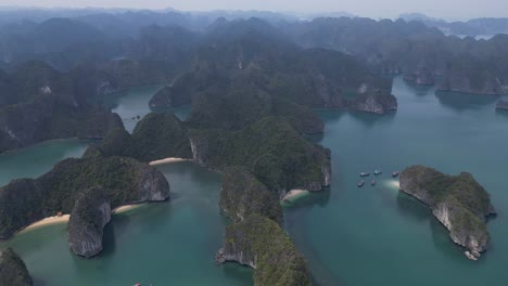 Drohnenaufnahme-Einer-Reihe-Von-Inseln-In-Cat-Ba-Und-Der-Halong-Bucht-Im-Norden-Vietnams