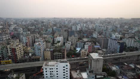 Vista-Aérea-De-Los-Trenes-Del-Metro-De-La-Ciudad-De-Dhaka