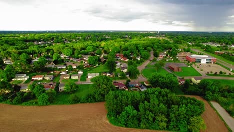 Davenport,-Iowa,-Aufnahme-Eines-Wohngebiets-Und-Grünflächen-Mit-Einem-Nahenden-Regensturm-In-Der-Ferne