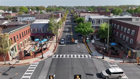 Kleine-Amerikanische-Stadt-Mit-Verkehr-Auf-Der-Kreuzung-An-Einem-Sonnigen-Tag-Im-Frühling