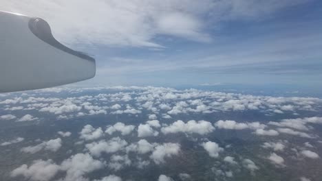 Handaufnahme-Eines-Fluges-Aus-Dem-Fenster