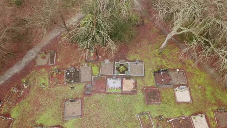 Toma-Aérea-Dinámica-Ascendente-En-El-Cementerio-De-Menlo-En-Un-Día-Brumoso.