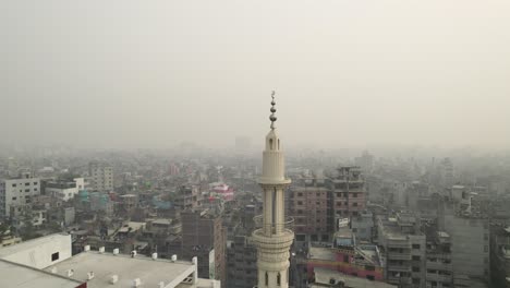 Toma-Orbital-De-Un-Minarete-De-Una-Mezquita-Ubicada-En-La-Ciudad-De-Dhaka,-Bangladesh.-