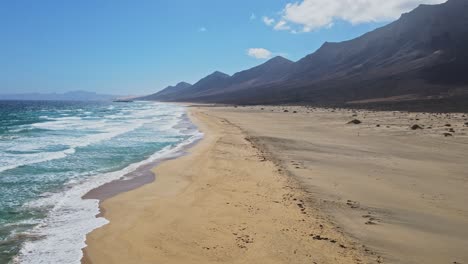 Vista-Aérea-De-Las-Olas-Del-Océano-Con-Drones