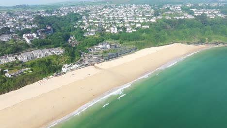 Playa-De-Carbis-Bay-Con-Hermosas-Vistas-Aéreas-A-Lo-Largo-De-Las-Prístinas-Arenas-Y-Aguas-Turquesas-De-Cornualles,-Reino-Unido