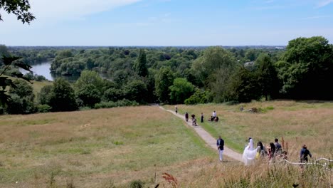 Richmond,-Londres:-Sesión-De-Fotos-De-Boda-A-Orillas-Del-Támesis,-Capturando-El-Ambiente-Romántico,-Las-Vistas-Panorámicas-Del-Río-Y-La-Exuberante-Vegetación.