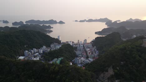 Puesta-De-Sol-Sobre-El-Pueblo-Costero-De-Cat-Ba-Y-La-Bahía-De-Halong-En-El-Norte-De-Vietnam