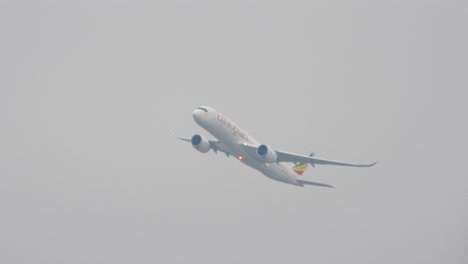 Majestic-flight-of-aeroplane-captured-in-closeup-as-it-flies-towards-destination