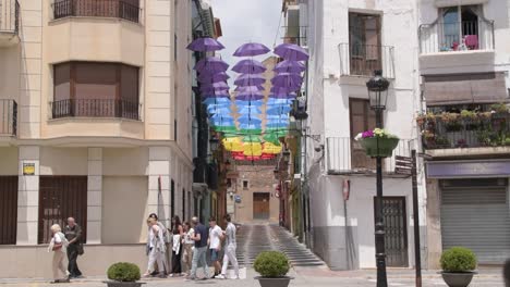 Calle-Con-Coloridas-Sombrillas-Formando-La-Bandera-Del-Orgullo-Gay.