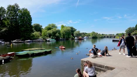 Richmond,-London:-View-of-the-Thames-riverbank,-the-scenic-landscapes,-vibrant-greenery,-and-tranquil-waters