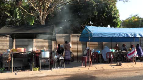 Los-Africanos-Juntos-En-Un-Puesto-De-Comida-Haciendo-Su-Vida-Diaria.