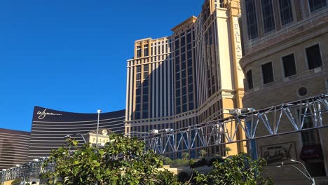 Exterior-De-Los-Hoteles-Venetian-Y-Wynn-Casino-En-Un-Día-Caluroso-Y-Soleado,-Las-Vegas,-Nevada,-EE.UU.