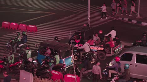 Atasco-Nocturno-Con-Motocicletas-Y-Vehículos-En-Una-Concurrida-Intersección-En-La-Ciudad-De-Yakarta.