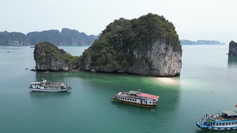 Drohnenaufnahme-Von-Ausflugsbooten,-Die-In-Einer-Wunderschönen-Bucht-In-Cat-Ba-Und-Der-Halong-Bucht-Im-Norden-Vietnams-Angedockt-Sind