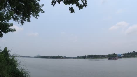 Iskcon-Mayapur-Es-El-Templo-De-Krishna-Más-Grande-De-La-India-Al-Otro-Lado-Del-Río-Ganges