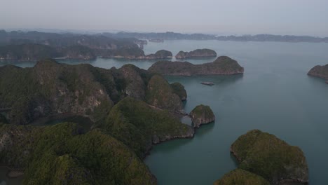 Drohnenaufnahme-Von-Schroffen-Klippen-Und-Epischer-Landschaft-In-Cat-Ba-Und-Der-Halong-Bucht-Im-Norden-Vietnams