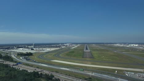 POV-immersive-pilot-perspective-in-a-real-time-approach-to-the-runway-25R-of-Barcelona-airport,-Spain,-in-a-bright-summer-morning