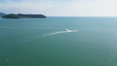 Toma-De-Drones-De-Bicicletas-Acuáticas-Rápidas-Surfeando-Y-Dejando-Largos-Senderos-Acuáticos-En-El-Mar-De-Langkawi,-Malasia