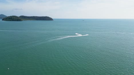 Drohnenaufnahme-Von-Schnellen-Wasserfahrrädern,-Die-Auf-Langen-Wasserwegen-Im-Meer-Von-Langkawi,-Malaysia-Surfen-Und-Diese-Hinterlassen