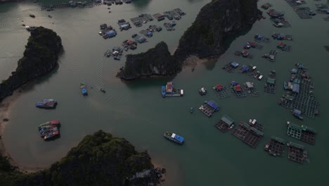 Vista-Aérea-Del-Pueblo-Pesquero-De-La-Bahía-De-Lan-Ha-En-Cat-Ba-Y-La-Bahía-De-Halong-En-El-Norte-De-Vietnam