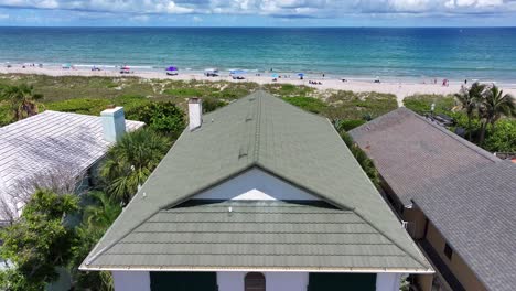 Villas-Aéreas-Elevadas-En-La-Playa-De-Cabo-Cañaveral-En-Florida-Durante-El-Día-Soleado,-EE.UU.