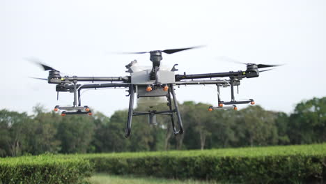 Toma-En-Cámara-Lenta-De-Un-Dji-Agras-T30-Despegando-Para-Completar-Un-Proyecto-Agrícola