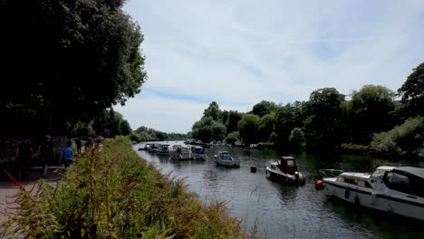 Richmond,-London:-View-of-boats-on-the-River-Thames,-capturing-the-tranquil-waters,-scenic-surroundings,-and-vibrant-river-life