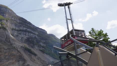 Salève-cable-car-coming-down-to-bottom-station-during-sunny-day