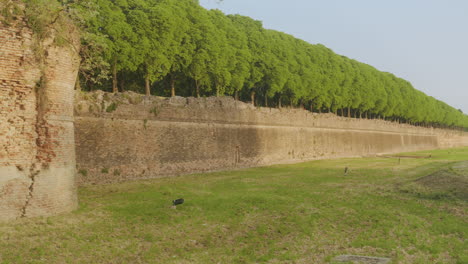 Schwenken-Sie-Nach-Rechts,-Weite-Aufnahme-Der-Historischen-Stadtmauern-Von-Ferrara-Mit-Klarem-Himmel-An-Einem-Schönen-Sonnigen-Tag