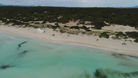 Luftaufnahme-Eines-Langen-Strandes-Auf-Mallorca-Mit-Klarem,-Blauem-Wasser,-Per-Drohne,-4K-UHD