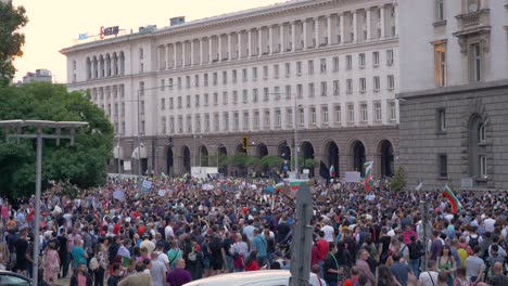 Tausende-Demonstranten-Versammeln-Sich-Vor-Dem-Ministerium-Und-Fordern-Den-Rücktritt-Der-Regierung-Nach-Einem-Jüngsten-Korruptionsskandal-Um-Den-Bulgarischen-Premierminister-Boiko-Borisov